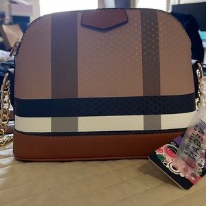 Crossbody new bag. With tags!! Super cute! 😊